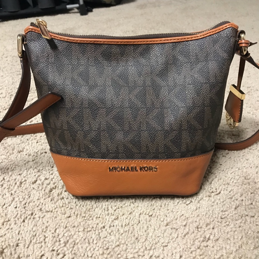 Michael kors crossbody bucket